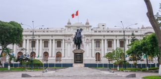 La presidenta del Congreso de Perú recibe al sector de casinos para discutir su reactivación