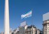 La bandera argentina flamea junto al Obelisco.