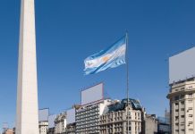 La bandera argentina flamea junto al Obelisco.