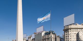 La bandera argentina flamea junto al Obelisco.