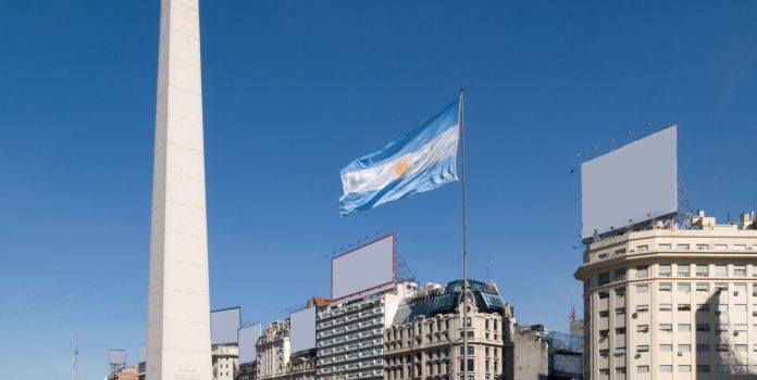 La bandera argentina flamea junto al Obelisco.