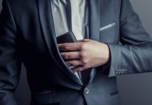 Un hombre saca su billetera del bolsillo, como hará Luckia para pagar por los costos del IVA sobre apuestas.