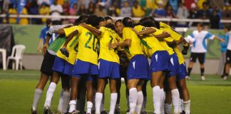 La selección femenina de fútbol de Brasil, reunida en ronda.