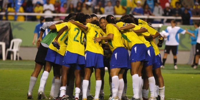 La selección femenina de fútbol de Brasil, reunida en ronda.