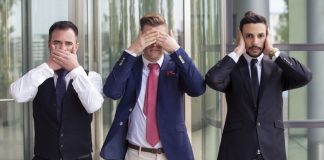 Tres hombres se cubren la boca, los ojos y los oídos.
