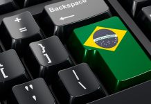 La bandera de Brasil en un teclado de computadora.