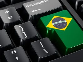 La bandera de Brasil en un teclado de computadora.