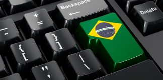La bandera de Brasil en un teclado de computadora.