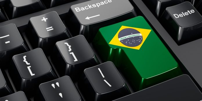 La bandera de Brasil en un teclado de computadora.