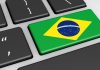 La bandera de Brasil en un teclado de computadora.