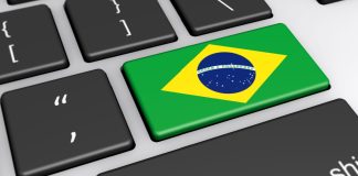 La bandera de Brasil en un teclado de computadora.