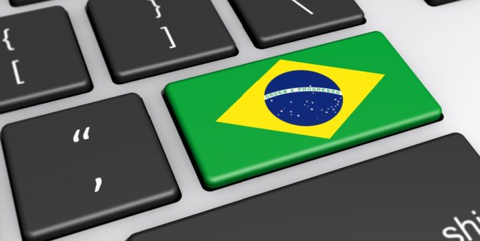 La bandera de Brasil en un teclado de computadora.