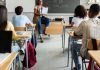Jóvenes en un salón de clases.
