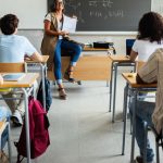 Jóvenes en un salón de clases.