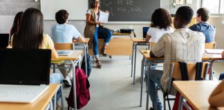 Jóvenes en un salón de clases.