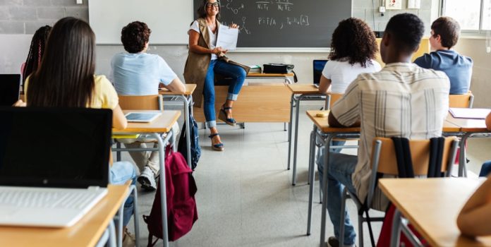 Jóvenes en un salón de clases.