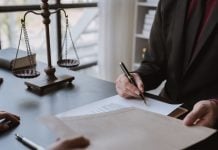 Dos hombres de la Justicia trabajan con escritos.