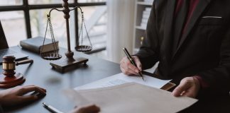 Dos hombres de la Justicia trabajan con escritos.