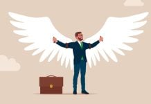 Un hombre de negocios abre sus brazos, con alas de ángel a su espalda.
