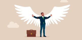 Un hombre de negocios abre sus brazos, con alas de ángel a su espalda.
