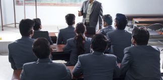 Personas con traje asisten a una clase.