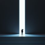 Una mujer avanza sobre una puerta iluminada en la cima de unas escaleras.