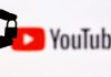 La sombra de un candado proyectada sobre el logo de YouTube.