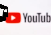 La sombra de un candado proyectada sobre el logo de YouTube.
