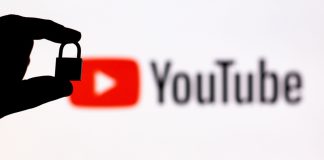 La sombra de un candado proyectada sobre el logo de YouTube.