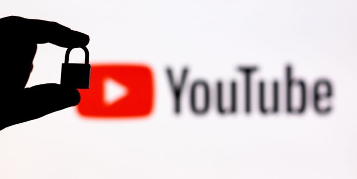 La sombra de un candado proyectada sobre el logo de YouTube.