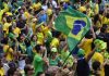 Fanáticos de Brasil con camisetas de la selección de fútbol.