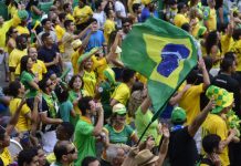 Fanáticos de Brasil con camisetas de la selección de fútbol.