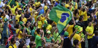 Fanáticos de Brasil con camisetas de la selección de fútbol.