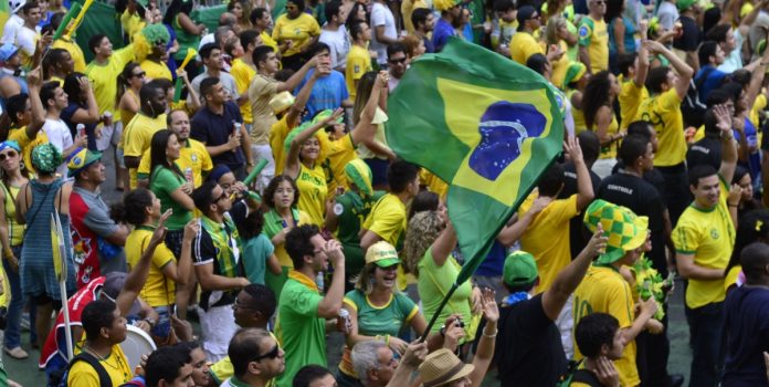 Fanáticos de Brasil con camisetas de la selección de fútbol.