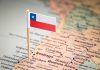 La bandera de Chile en un mapa planisferio.