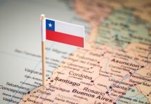 La bandera de Chile en un mapa planisferio.