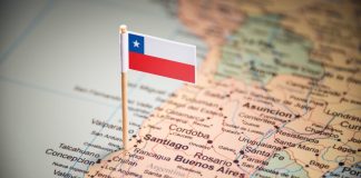 La bandera de Chile en un mapa planisferio.