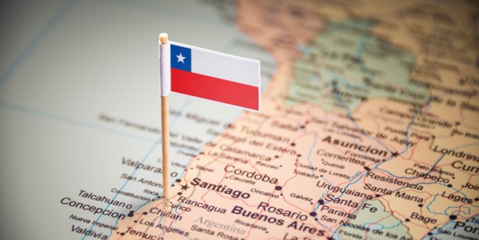 La bandera de Chile en un mapa planisferio.