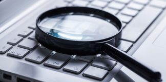 Una lupa sobre una computadora.