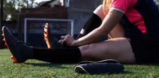 Suspenden a una futbolista mexicana por fraude en las apuestas deportivas Imagen de una futbolista, como la suspendida en México por fraude en las apuestas.