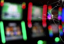 Máquinas de casino tras un vidrio roto.