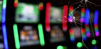 Dreams renuncia al permiso de operación del casino de Iquique Máquinas de casino tras un vidrio roto.