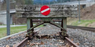 Fin del camino en una vía de ferrocarril.