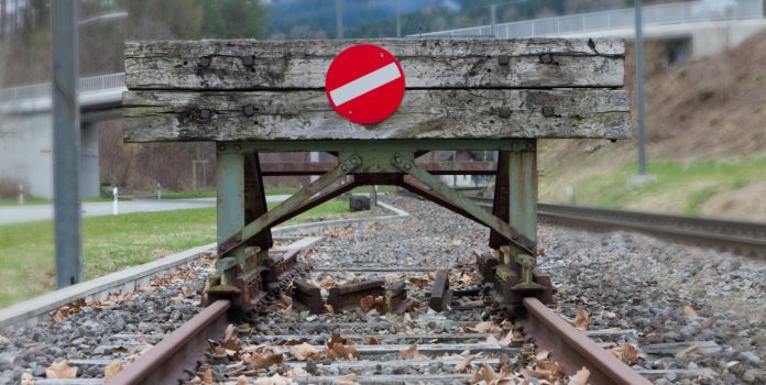 Fin del camino en una vía de ferrocarril.