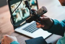 Una persona transmite en vivo con su computadora, como los influencers que preocupan a la CPI das Bets.