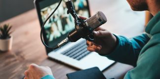 Una persona transmite en vivo con su computadora, como los influencers que preocupan a la CPI das Bets.