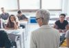 Alumnos escuchan a una docente, como los que fueron capacitados en materia de juego online en Mendoza.