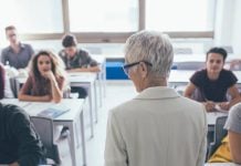 Alumnos escuchan a una docente, como los que fueron capacitados en materia de juego online en Mendoza.