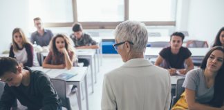 Mendoza capacita a los docentes en materia de juego online Alumnos escuchan a una docente, como los que fueron capacitados en materia de juego online en Mendoza.