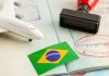 Un avión de juguete junto a una bandera de Brasil.